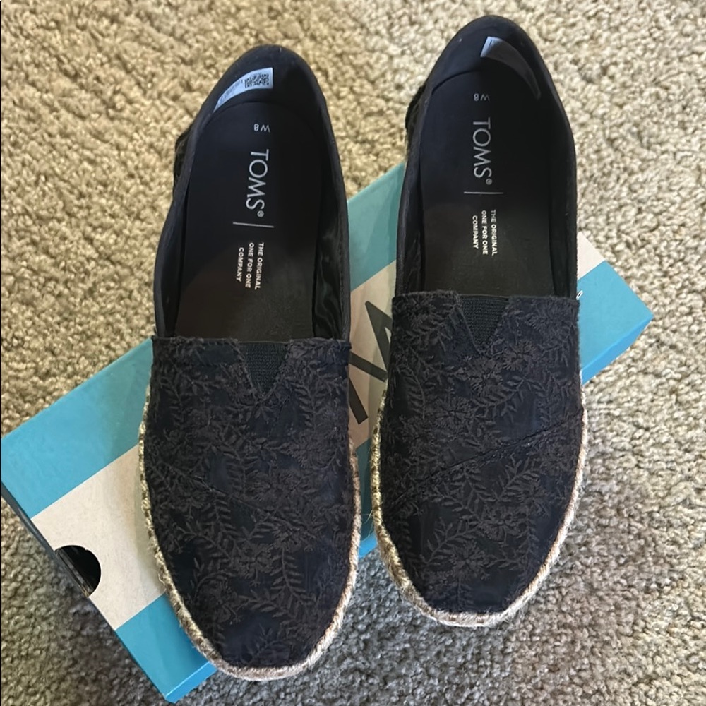 TOMS women’s Black Hibiscus Floral Lace Loafers Slip-Ons Casual Shoes.  Size 8